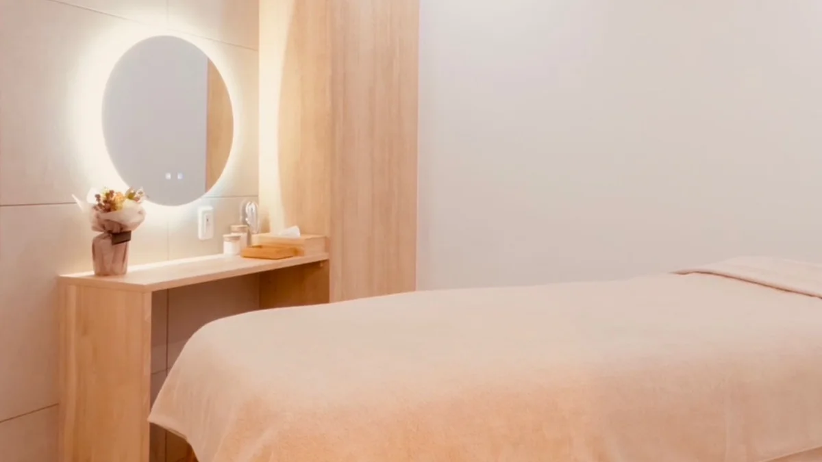 木目を基調とした照明のやわらかいAMBER -Beauty&Relax-の完全個室