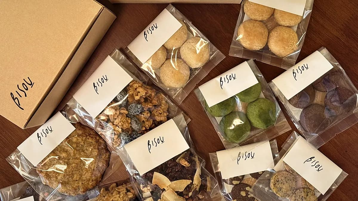 「Bisou」のラベルが付いた個包装の焼き菓子とギフトボックス