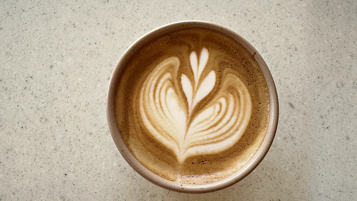 チューリップのラテアートが描かれたBISOUのカフェラテ