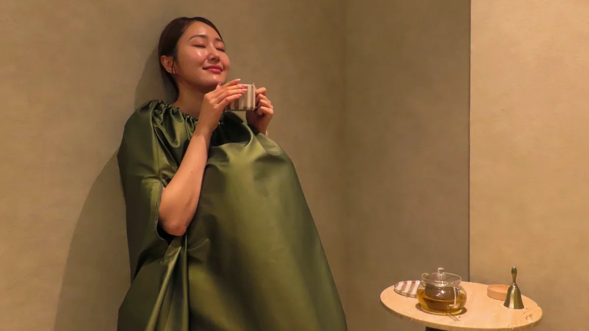 よもぎ蒸し中に温かい飲み物を手にゆったりと過ごす様子